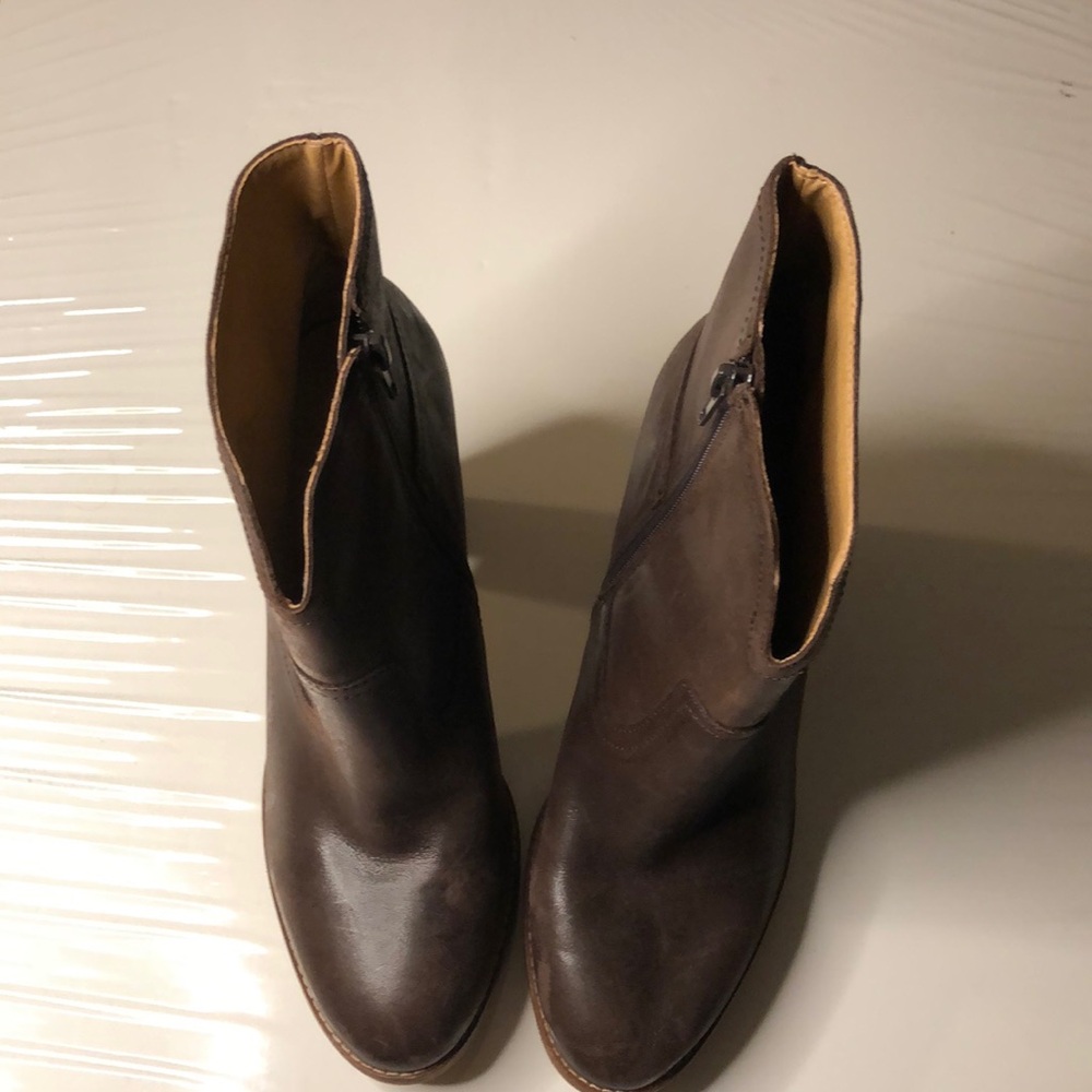 LUCKY BRAND “QUEYS” stack heel bootie. Size 9.5Brown. Rugged western look.(LB52)